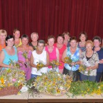 40 fleißige Frauenhände haben Körbe voll Kräuterbuschen geschaffen (Foto Heisl)