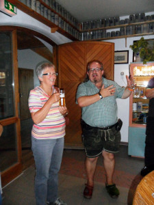 Biersommelier Bernhard Sitter mit charmanter Bier-Assistentin Trudi Schichl (Foto: Christa Bauer)